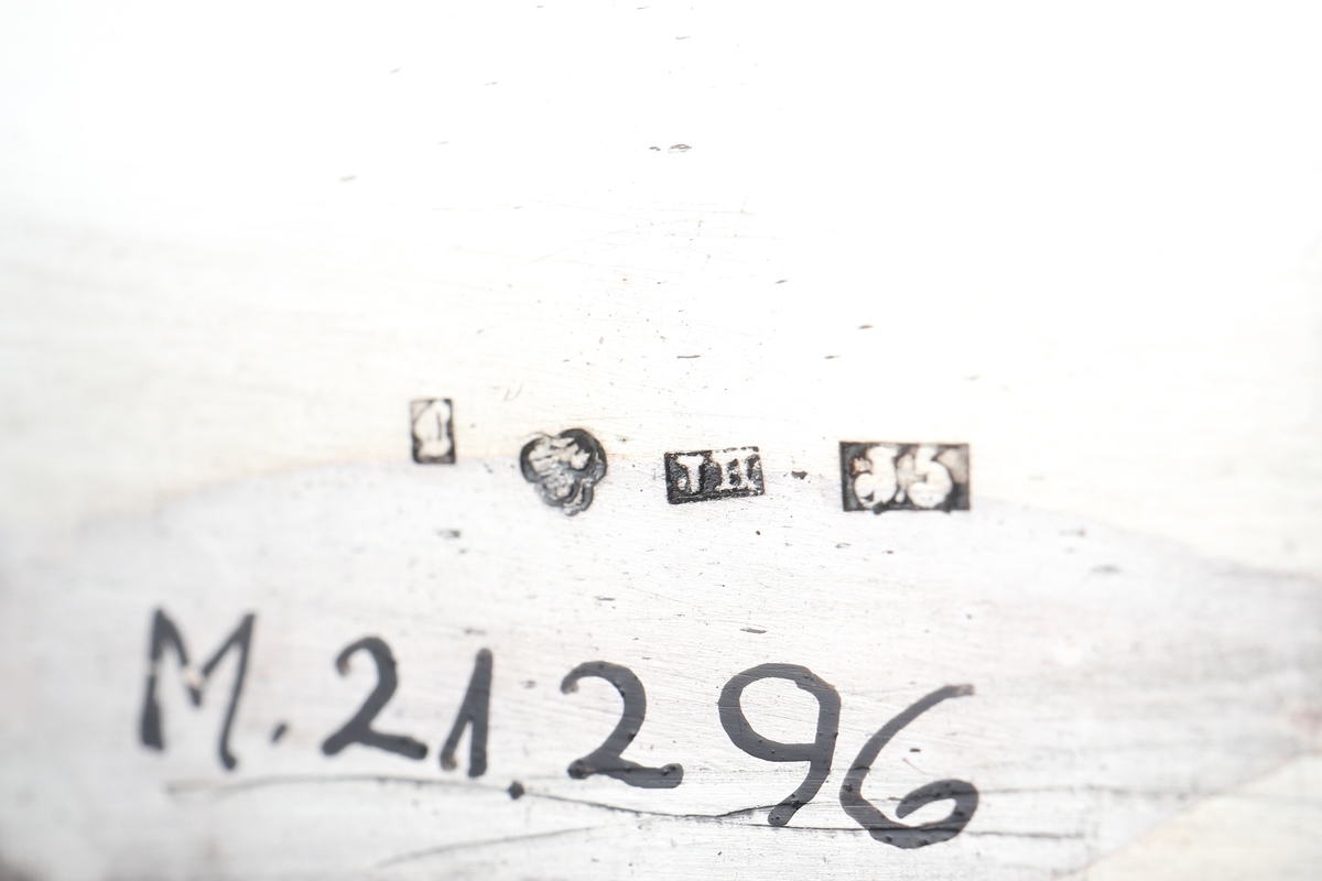 Ett st. s.k. nålfat av  silver.
Rektangulär form med pressade, välvda brätten i nyrokoko. Försedd med fyra fötter i bladform 
(en fot är avbruten). 

Inskrivet i huvudkatalog 1969.