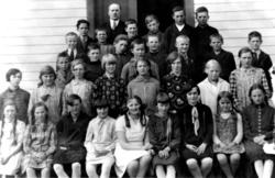 Rørvik skole, klasse fra skoleåret 1928-29. Foran fra venstr
