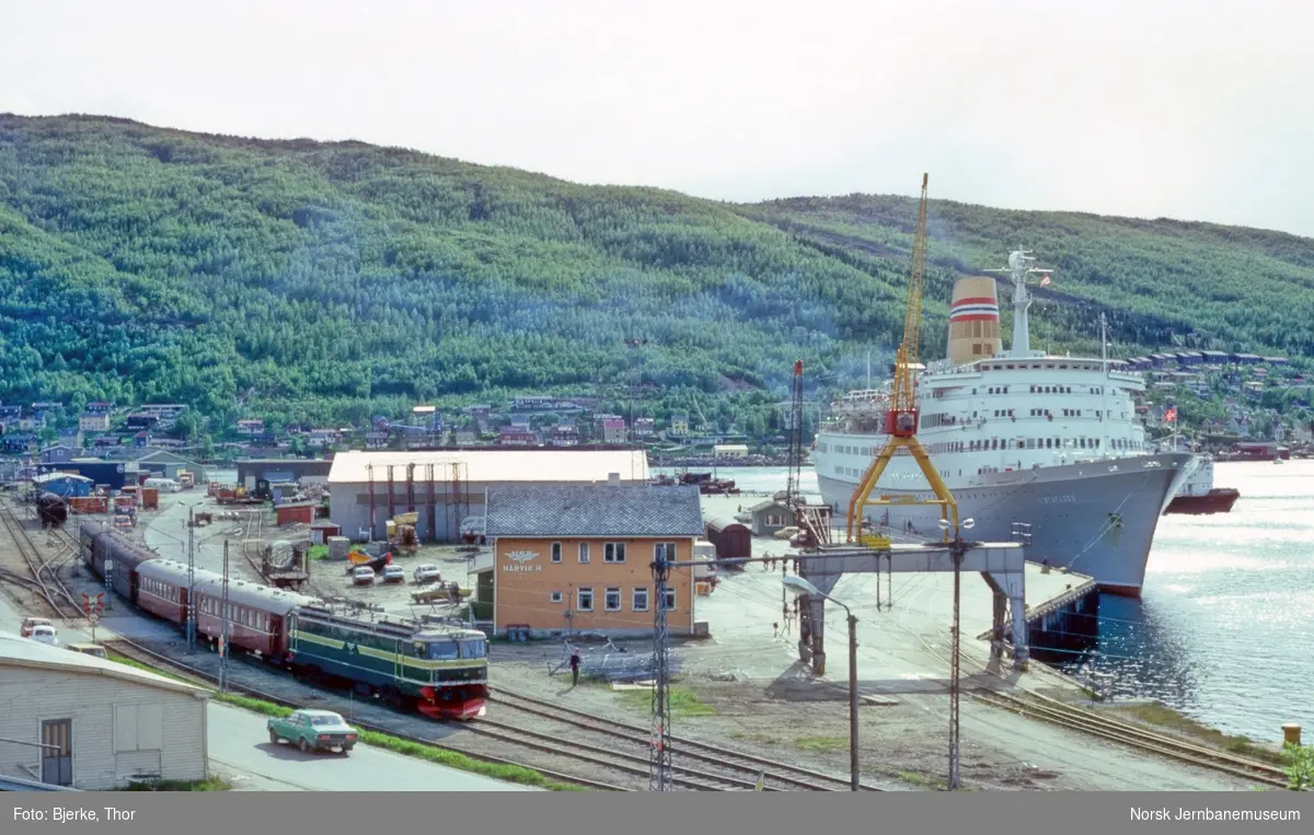 Turisttog for "Vistafjord" på Narvik H, trukket av elektrisk lokomotiv El 15 2194