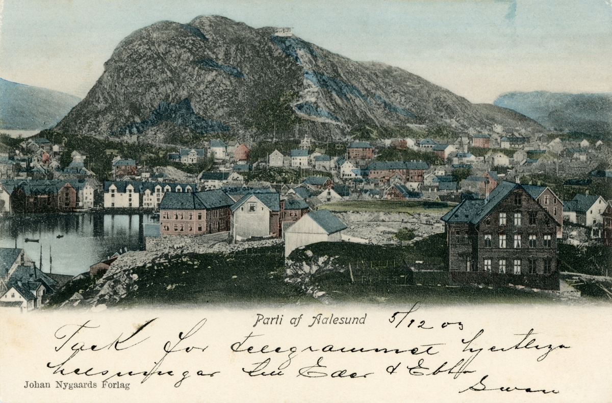 Oversiktsbilde av Ålesund, sett fra Storhaugen mot Aksla.
