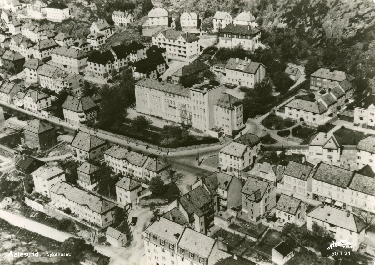 Prospektfotografi av Ålesunds gamle sykehus med bebyggelsen rundt.