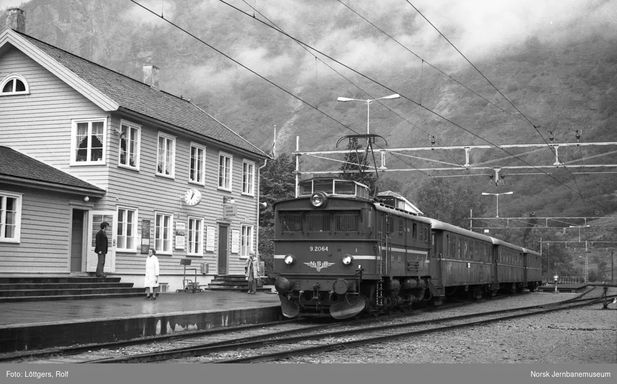 Elektrisk lokomotiv El 9 2064 med persontog fra Myrdal på Flåm stasjon