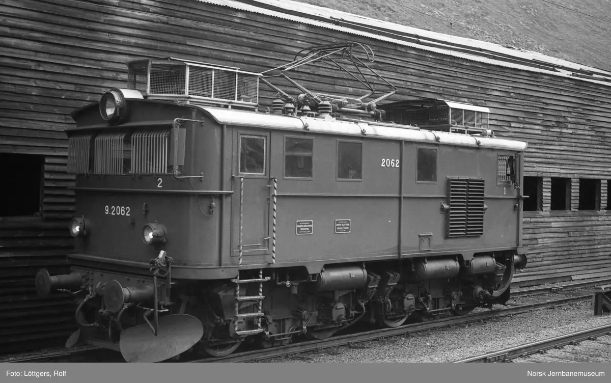 Elektrisk lokomotiv El 9 2062 på Myrdal stasjon - Norsk Jernbanemuseum ...