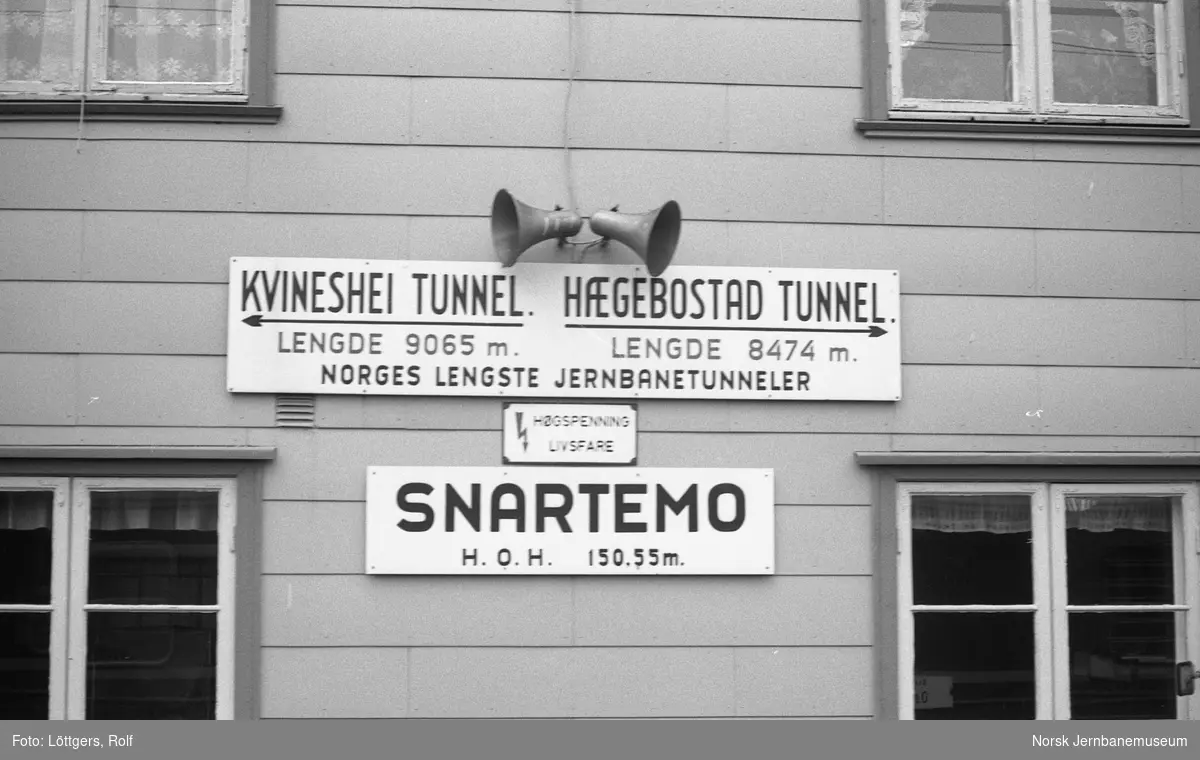 Skilt på Snartemo stasjon