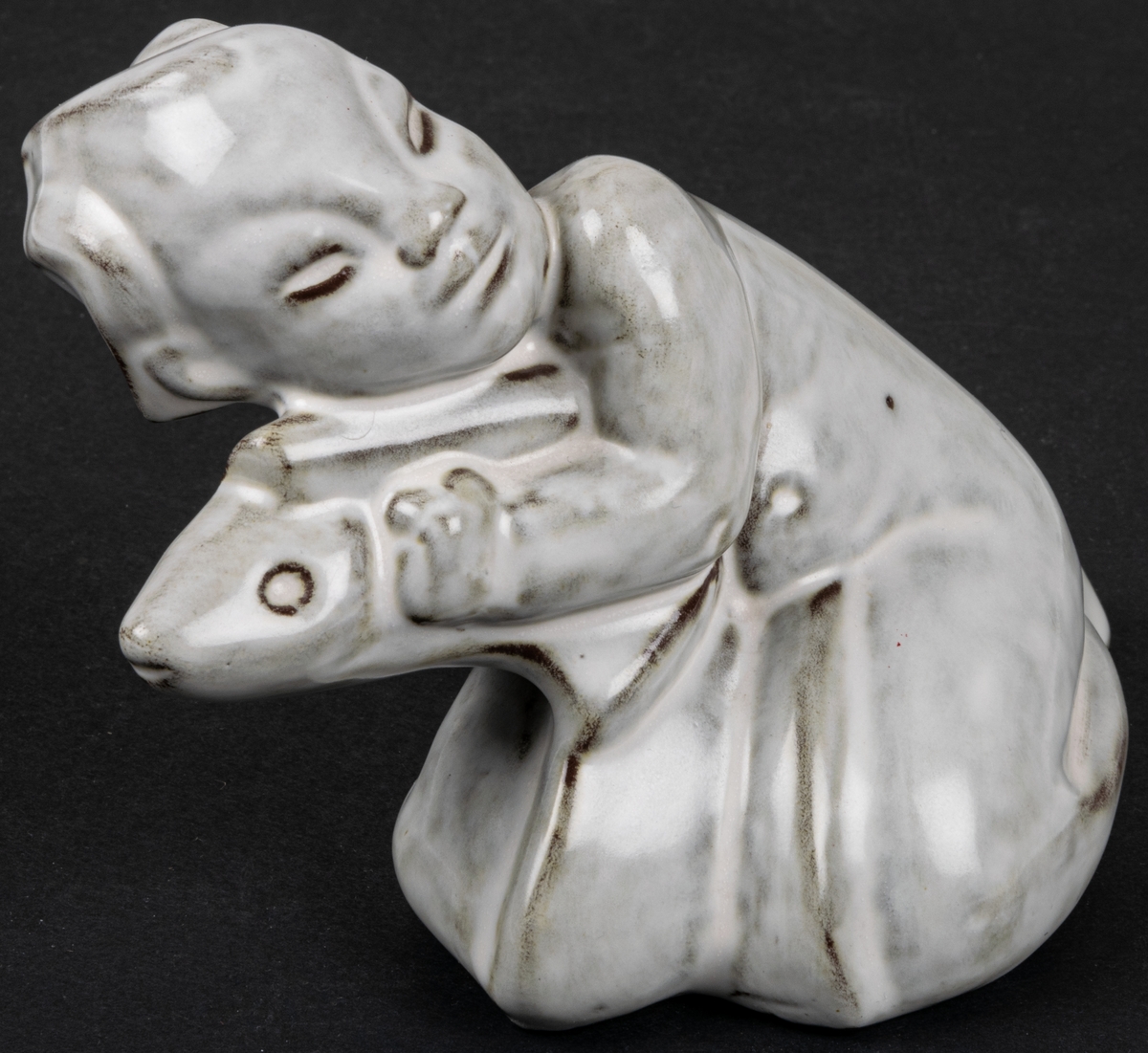 Figurin i stengods och glasyr 2560, Pojke med fisk, formgiven av Maggie Wibom, producerad av Gefle Porslin 1933.