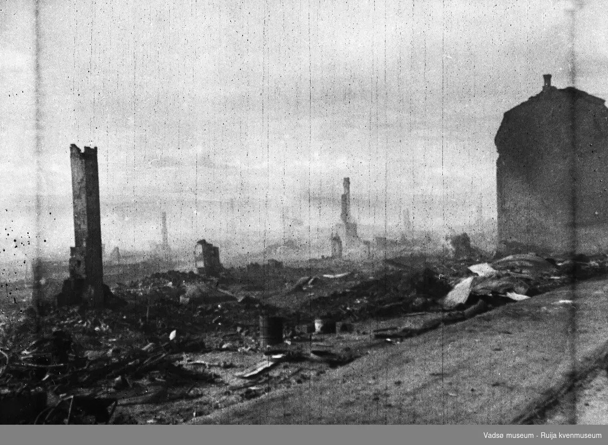 Krigsruiner fra Vadsø. Antas å være R.G.Esbensens butikk i sentrum som ble bombet under 2.verdenskrig.