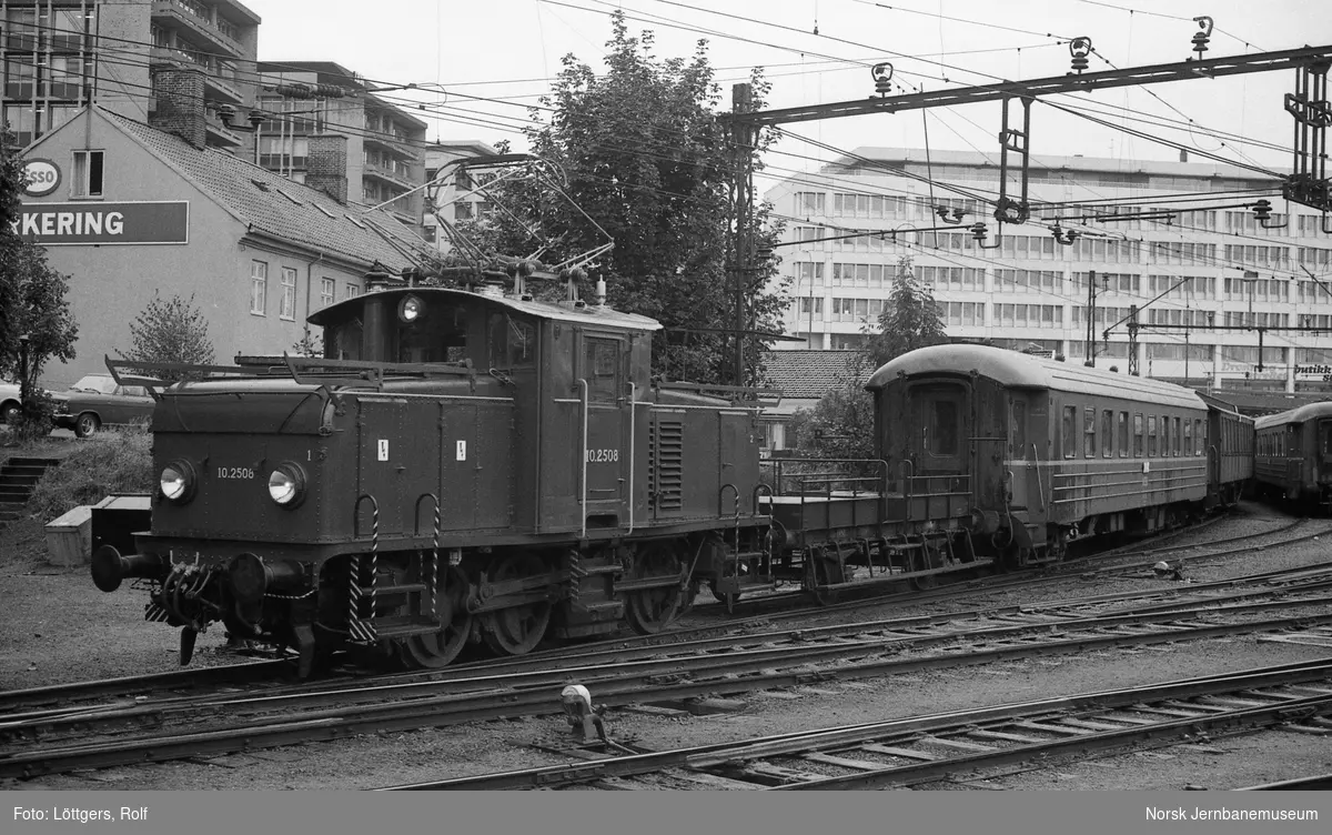 Elektrisk lokomotiv El 10 2508 i skiftetjeneste på Oslo Vestbanestasjon
