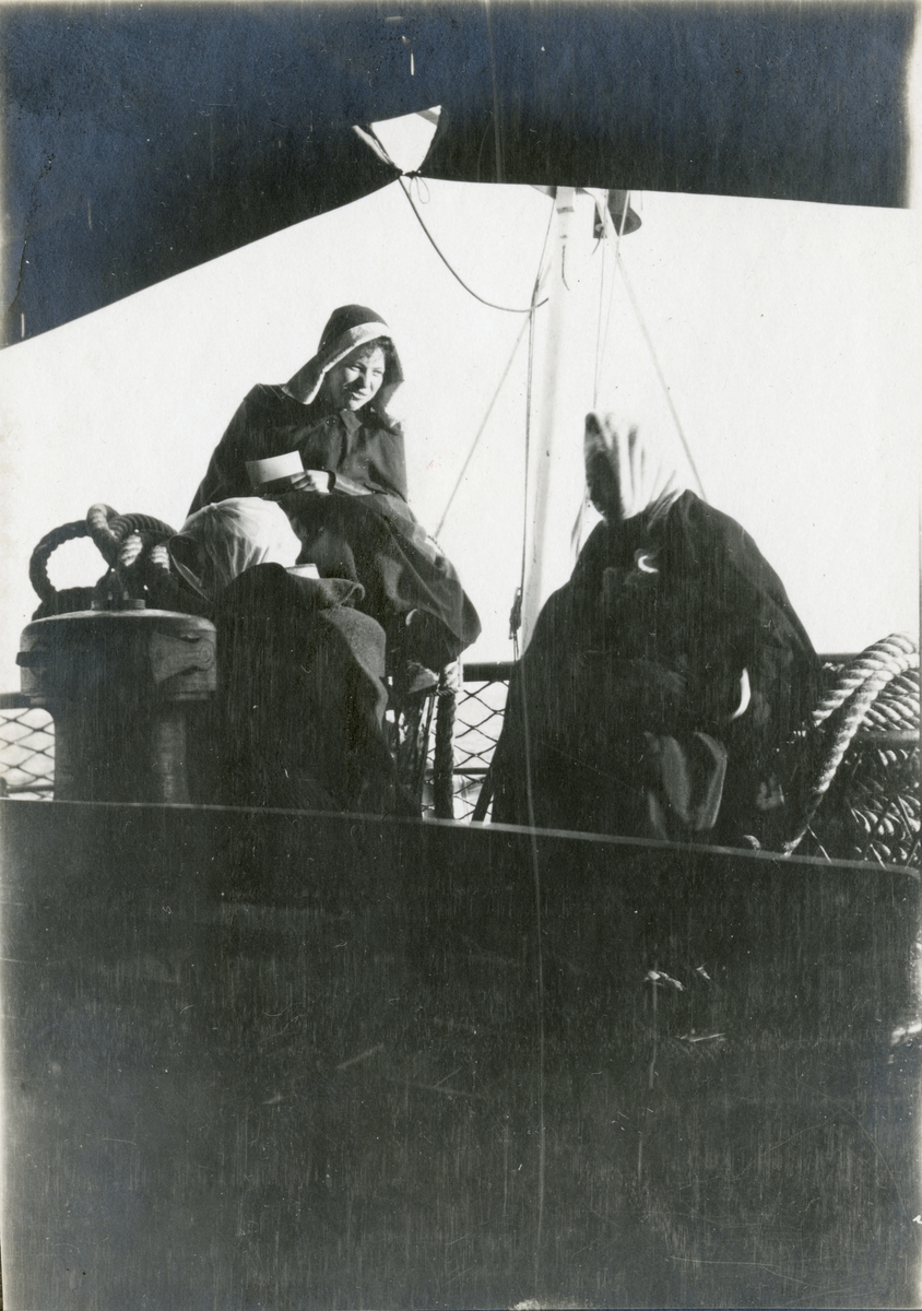 Bildtext: "På akterdäck : fröken S. von Ung och fru Wahrén"
Två kvinnor ute på ett kallt akterdäck.