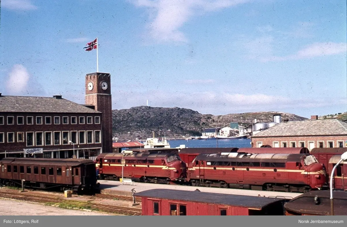 Diesellokomotiv  Di 3 630 og Di 3 605 med nattoget fra Trondheim, tog 455, på Bodø stasjon. Den fremste vognen i toget, en kafeteriavogn, ble koblet til i Mo i Rana