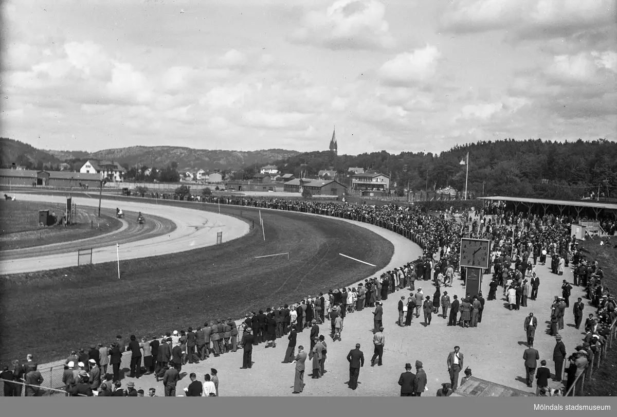 Åby travbana i Åby, Mölndal. Någon gång mellan 1936 - 1950-talet.