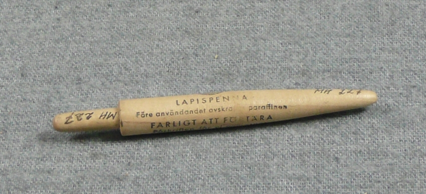 Lapispenna, i träfodral med text.