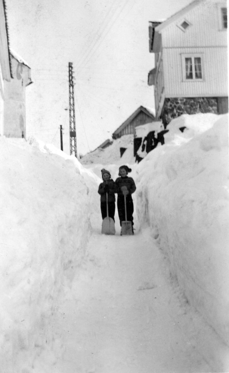 Vinteren 1954. To jenter med snøskuffe.