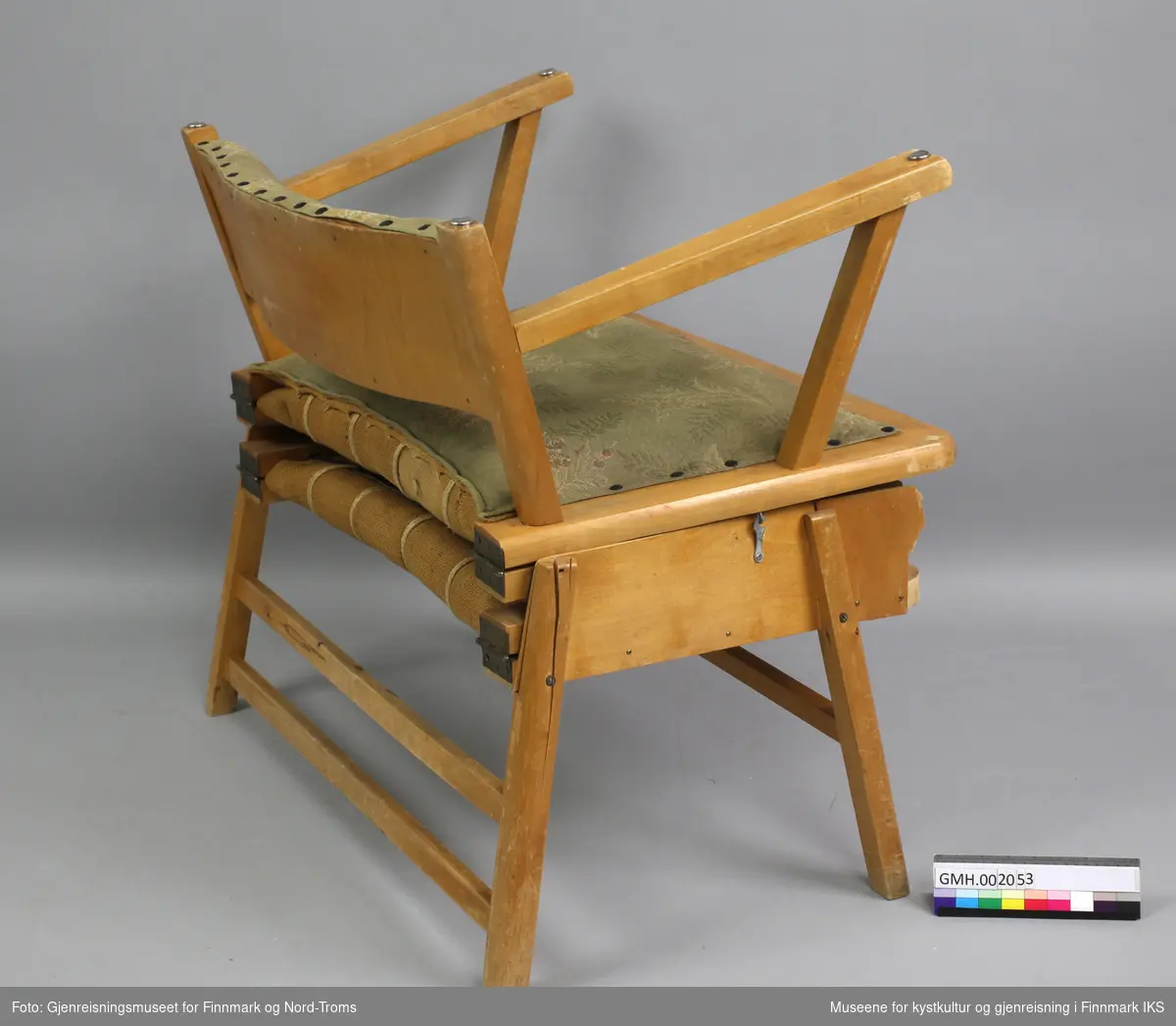 Stolsengen er en kombinasjon av stol og ekstraseng. Er møbelet i sammenfoldet tilstand, fremstår det som et litt bredere stol med lav rygg. Setet og rygg er polstrete og trukket med et tettvevd, grønn stoff med et rute- og blomstermønster med beige, gule og røde innslag.Trekkene til setet og ryggen er naglet fast. Setet settes fast på møbelkroppen med hjelp av to kroker på begge sidene.
For å slå møbelet ut, løsner man krokene og vipper sitteflaten fremover slik at oversidene av armlenene og ryggen blir til ben. Så trekker man denne delen lenger frem, slik at de to elementer i midten slår seg ut. I utklaffet tilstand består møbelet av en ramme på fem par ben. De enkelte deler av ramma er hengslet til hverandre. I ramma er det festet flate fjær på tvers som er forbundet med hyssing på langs. Oppå fjærene er det et lag striestoff, derpå filt som fyllmateriale og øverst er det et tettvevd, blått og hvitt stripet trekkstoff. Hodeenden er omkranset av en bøyd finérplate som også skjuler sengefunksjonen i sammenfoldet tilstand. Siden hele midtpartiet av kryssfinérplaten mangler, er deler av madrassen synlige.