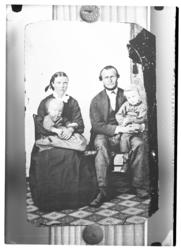 Portrett av Bård Andersen med kone og barn navn ukjent