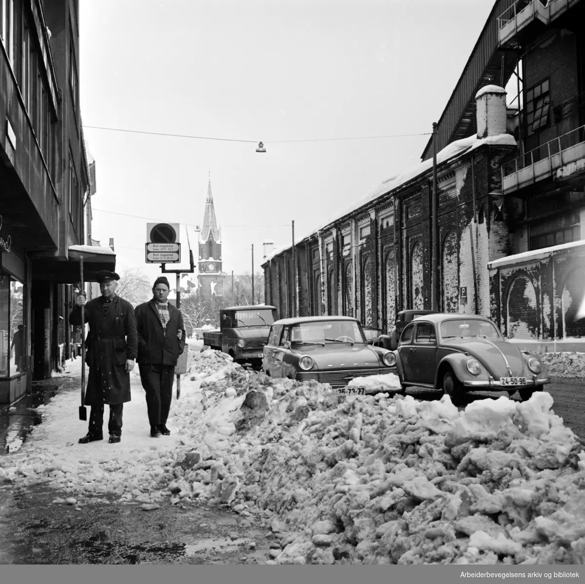 Snø på fortauene i Oslo sentrum. Hausmanns gate med muren til gassverksområdet til høyre. Jakobs kirke i bakgrunnen. Februar 1967.