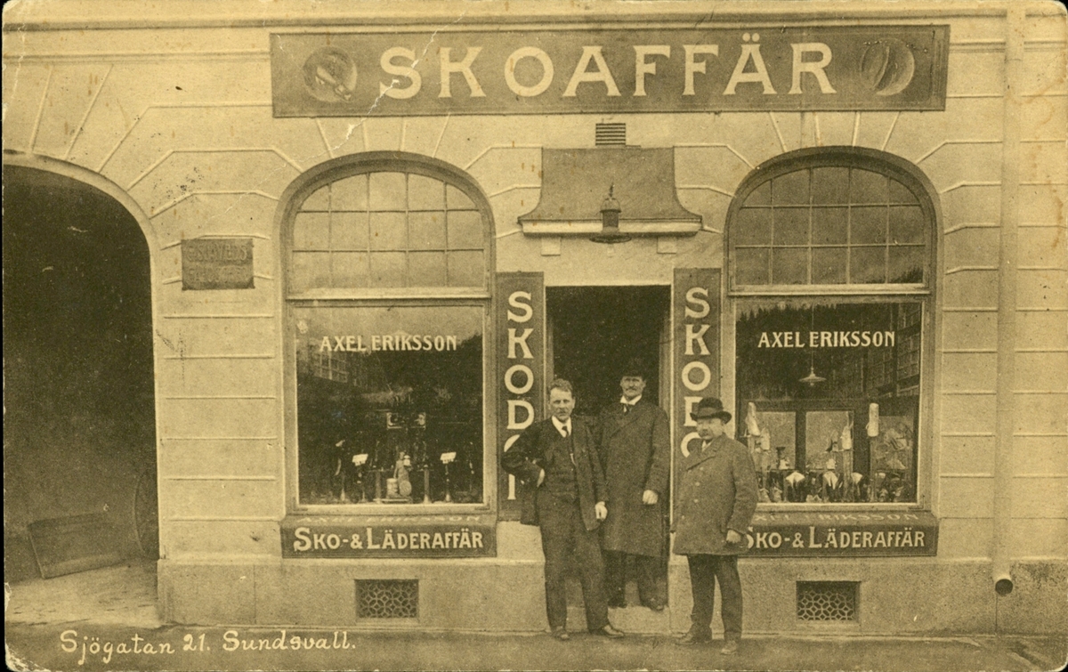 Vykort med motiv av Skoaffären på Sjögatan 21 i Sundsvall.