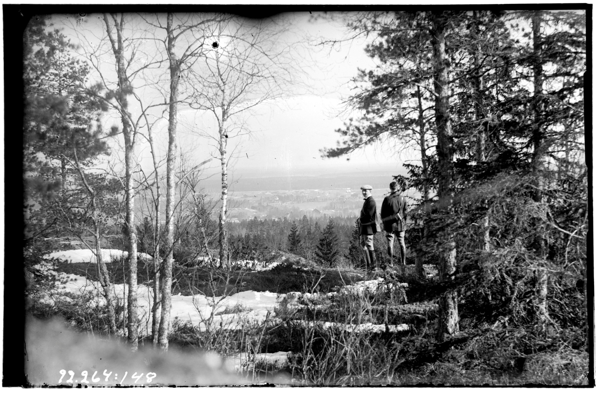 Hålahult sanatorium, exteriör, klintaberget? två män tittar på utsikten från ett berg