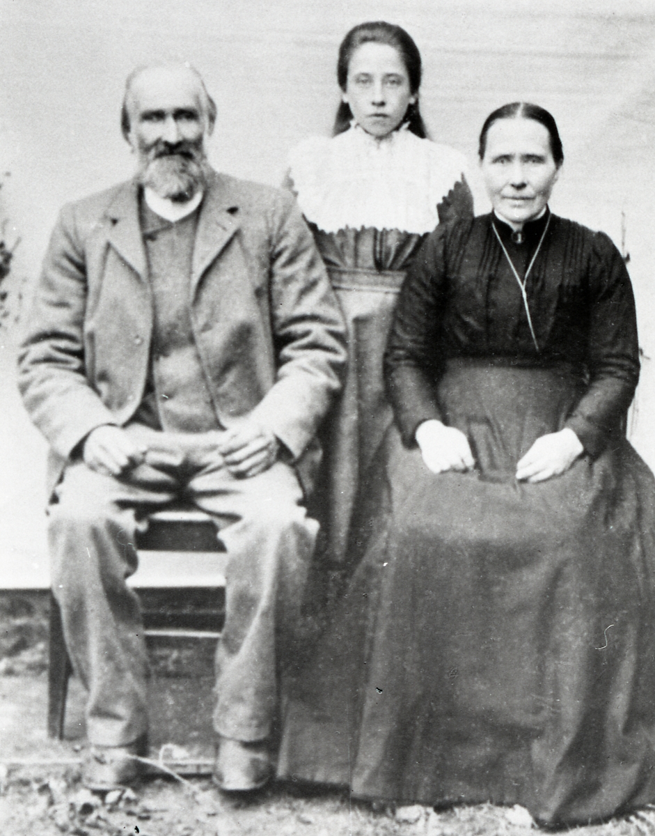 Familieportrett i helfigur, Ole Julsen Kvale, ca 1910.
