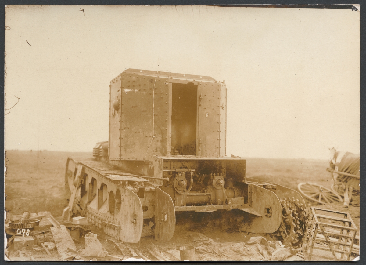 På bilden syns resterna av en förstörd pansarvagn från första världskriget.