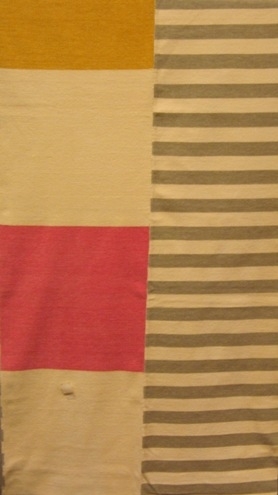 Ett mjukt och kraftigt överkast i kypert. Vävt med bomullsgarn i varpen och velourgarn i inslaget. Överkastet är vävt i tre delar som är hopsydda. Sidstyckena är grå och vitrandiga, mitten stycket är blå, vit, gul, rosa i kvadratiska rutor.

Överkastet är märkt med R31:1 på ett vitt bomullsband. En fyrkantig vit klisterlapp med texten TRIO är fastklistrad i ena änden.

Överkast med modellnamn Trio är formgivet av Ann-Mari Nilsson och tillverkat av Länshemslöjden Skaraborg. Det finns med  på sidan 72-73 i vävboken Inredningsvävar av Ann-Mari Nilsson i samarbete med Länshemslöjden Skaraborg från 1987, ICA Bokförlag. Se även inv.nr. 0001-0030,0032-0040.