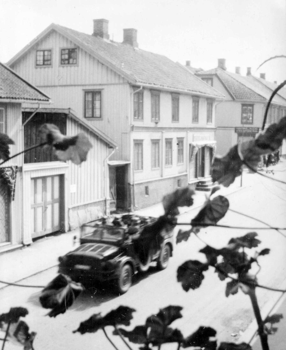 Repro: Tyske soldater i bil gjennom Storgata, Lillehammer. Storgata 101 er passert.
