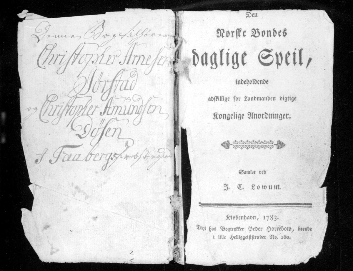 Repro: Foto av tittelside i "Den Norske Bondes daglige Speil, inneholdende adskillige for Landmanden vigtige Kongelige Anordninger." - en gammel håndbok for bønder. Navn på bokens eiere innført med penn.