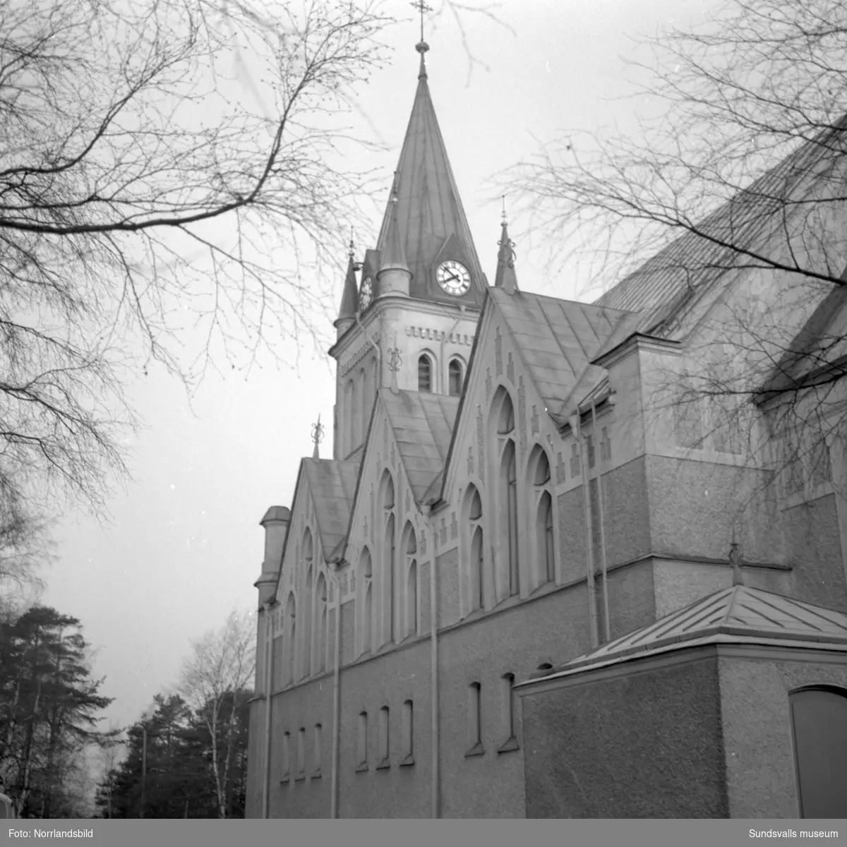 Skönsmons kyrka blev 1958 utsatt för ett inbrott av två berusade män som tagit sig in för att stjäla nattvardsvinet. De båda greps på bar gärning då de gömt sig i kyrktornet.