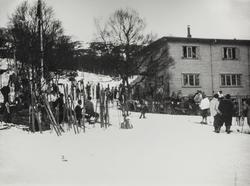 Turistforeningen på skitur til foreningens hytte på Olaliå, 