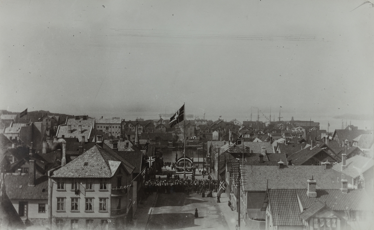 Parti av byen sett fra tårnet av Vår Frelsers Kirke mot vest, 1906/-07.