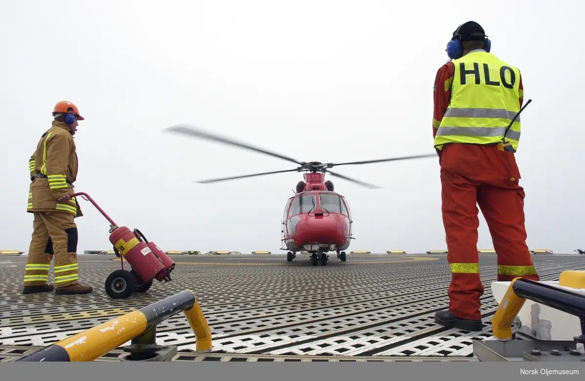 Helicopter Landing Officer - HLO og brannmann er alltid i aksjon på helikopterdekket når et helikopter lander eller letter fra plattformen.