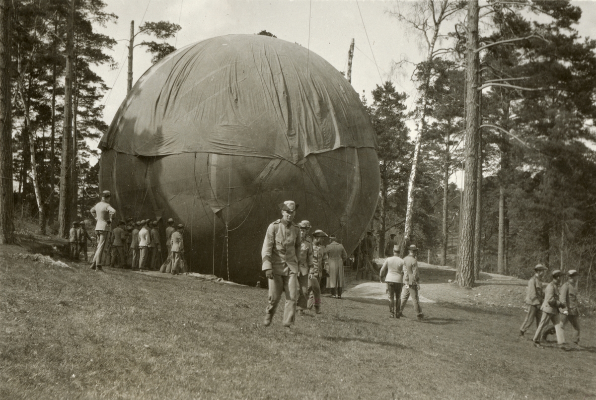Elever från Krigsskolan Karlberg under luftballongövning.
