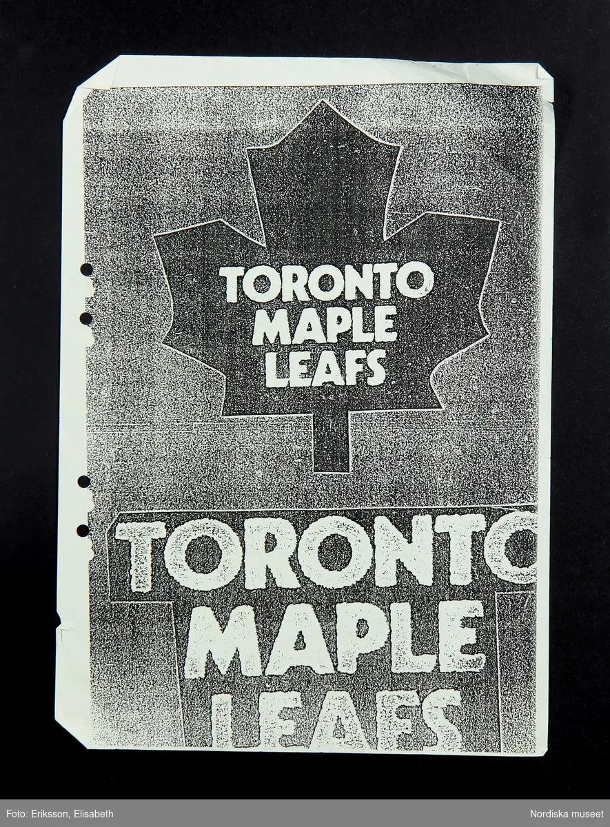 Gul pärm för samlande av lösblad. De 6 bladen i pärmen är olika varianter på snitslade banor för träning som använts för träning i att sy på maskin. Även ett ark med logotypen för Toronto Maple Leafs och ett ark med "lathund för symaskin". 
/Fiffi Myrström, 2014-01-17.