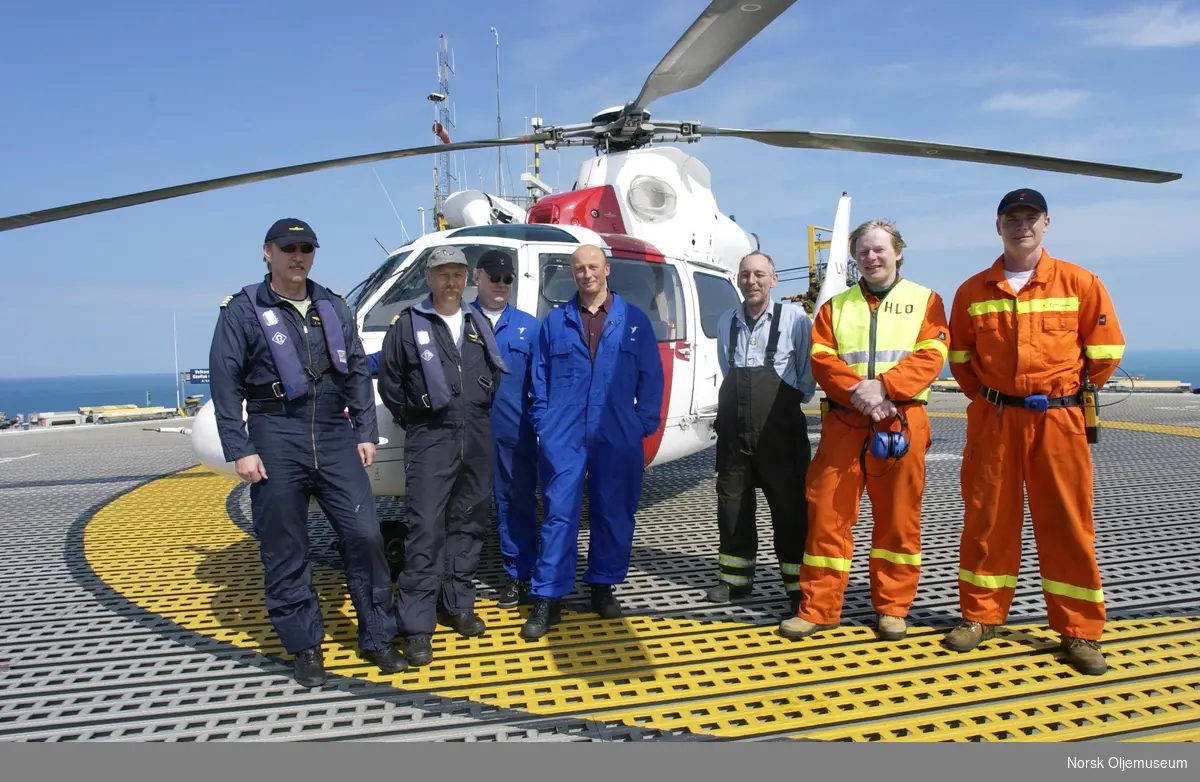 Piloter og helikopterpersonell avbildet på helikopterdekket til Ekofisk 2/4 H.