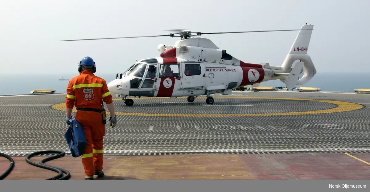 Et helikopter har landet på Ekofisk 2/4 H.
Helikoptervakt er klar og tar imot på dekk.