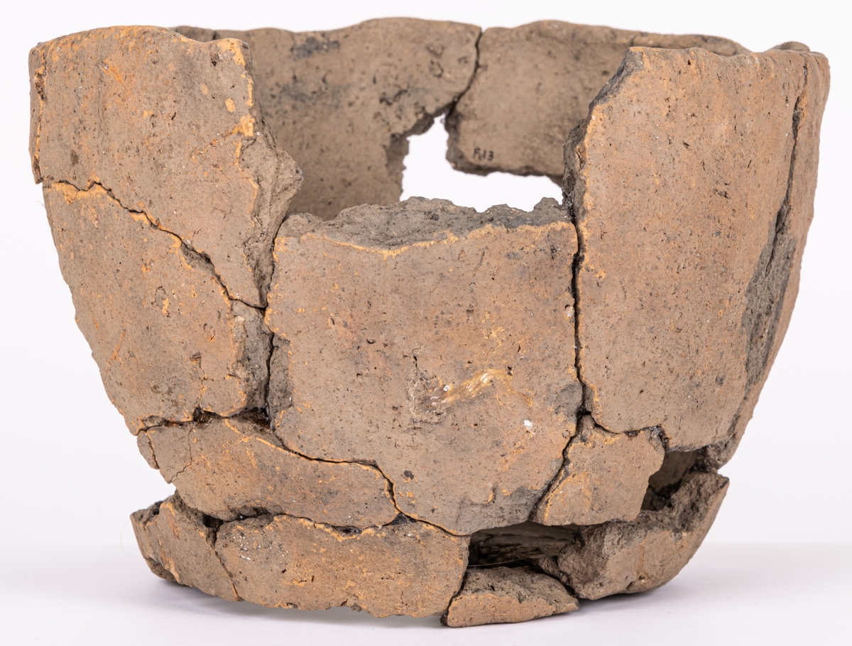 Keramikdelar till gravurna, fynd från flera rutor.