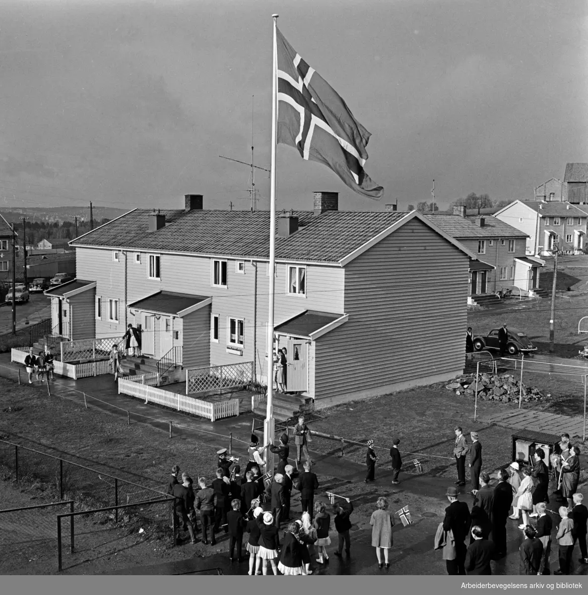 Kalbakken. Sett fra et vindu i Akelia 14 B. 17. mai 1962. Flagget heises.