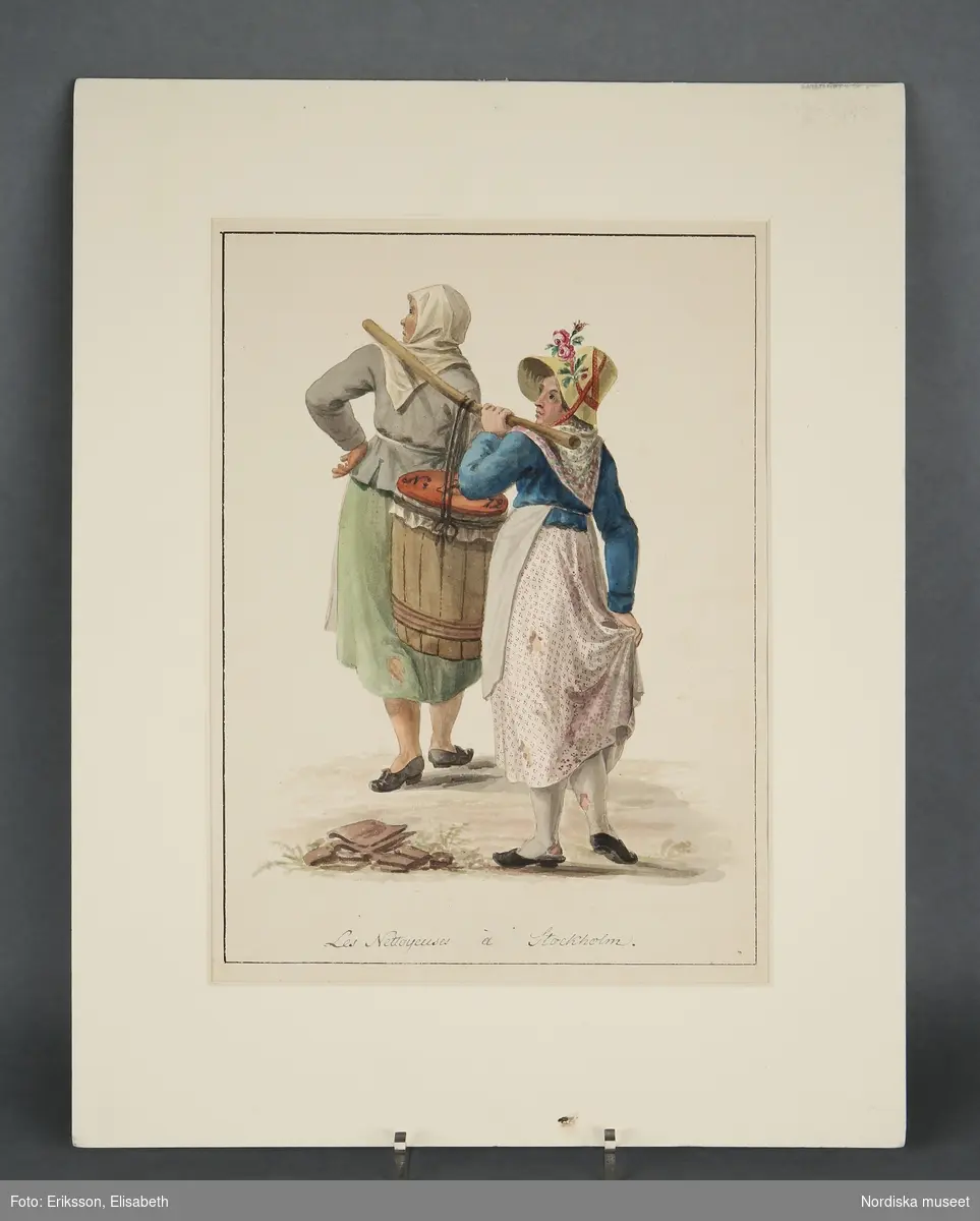 Latrintömmerskor. Två kvinnor bär en latrintunna på en stång mellan sig. trasiga strumpor