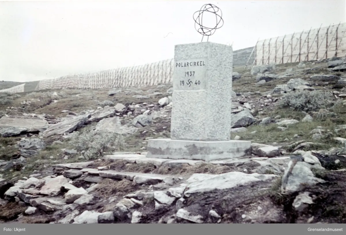 Polarsirkelmonumentet på Saltfjellet med hakekors. Hakekorset ble fjernet like etter 1945.