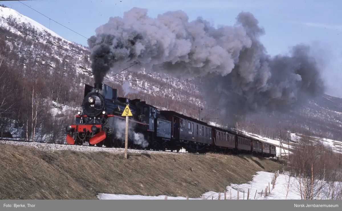 Damplokomotiv type 26c nr. 411 med ekstratog til Bergen for Norsk Jernbaneklubb - foto mellom Geilo og Ustaoset