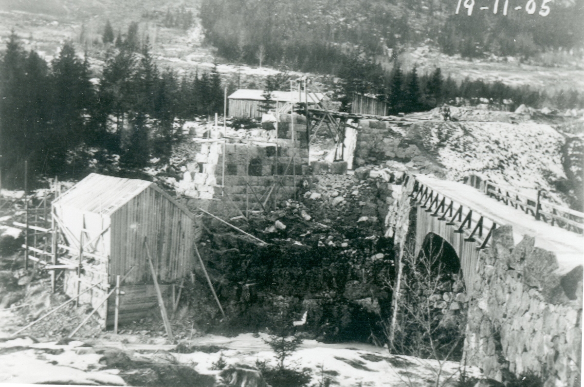 Svenkerud vegbru er ferdigbygd.Arbeider med Jernbanebrua 14.11.1905