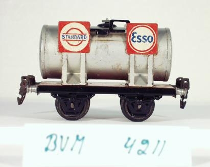 Modell av tankvagn, silverfärgad med Esso-märkning.
Spårvidd 0