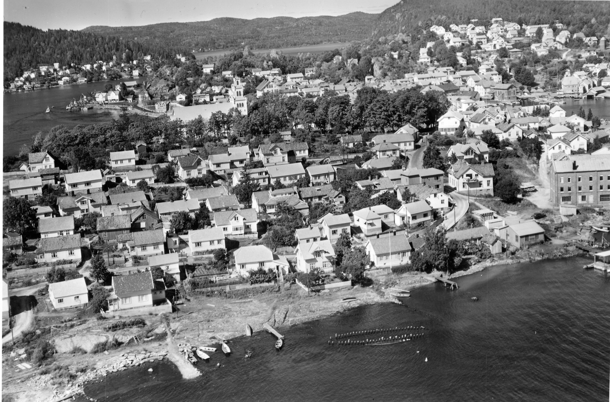 Flyfotoarkiv fra Fjellanger Widerøe AS, fra Porsgrunn Kommune. Øya i Brevik. Fotografert 08.08.1959. Fotograf J. Kruse