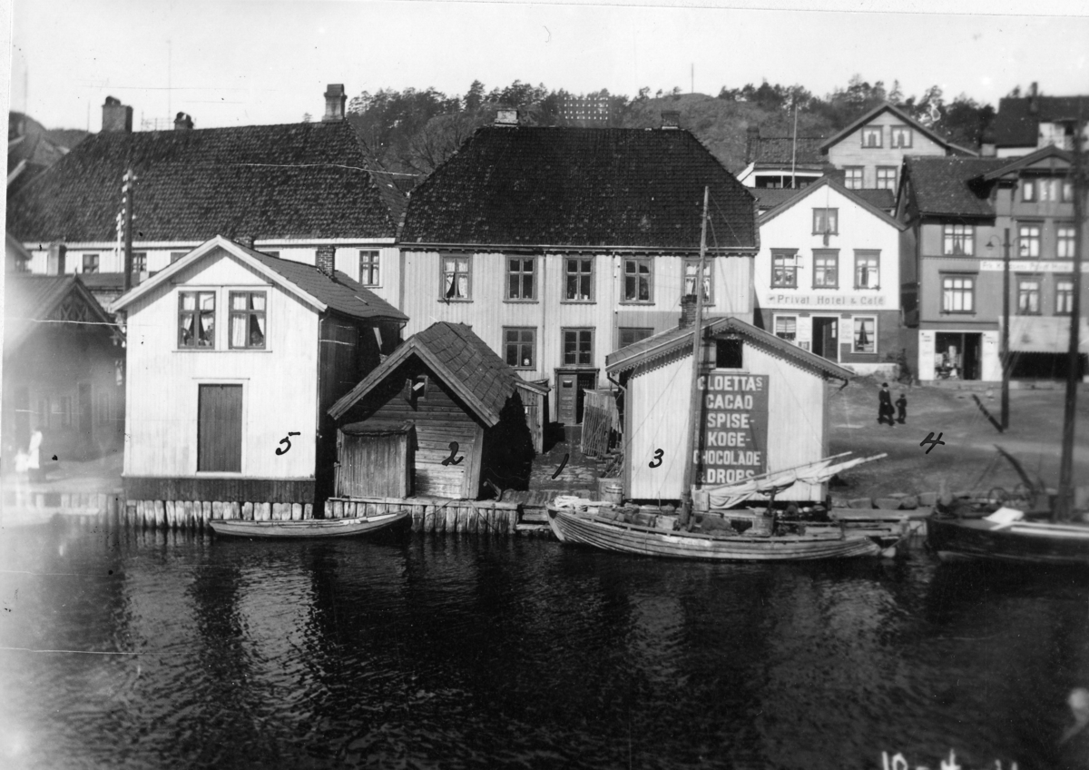 Brygga ved Jens Lauersøns plass før riving 1916. Kragerø