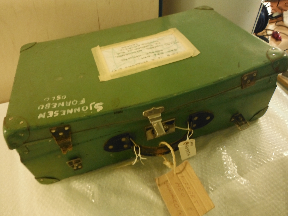 Grønn koffert med uniformer