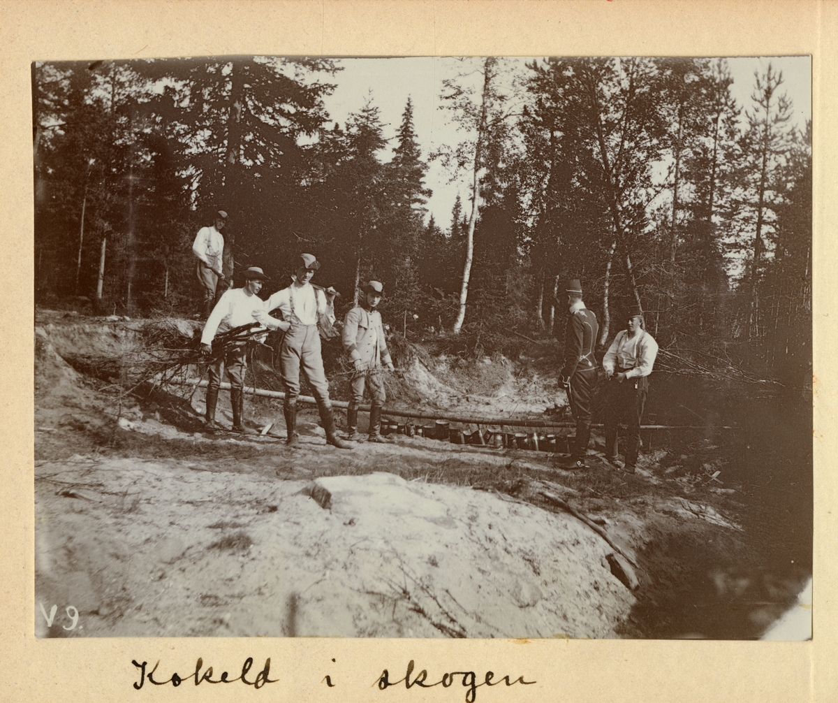 Elever vid Kavalleriskolan i Umeå lagar mat i kokgrop i skogen.