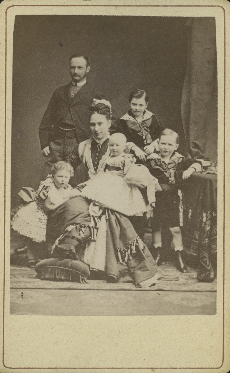 Kronprins Fredrik och Kronprinsessan Lovisa med barn.