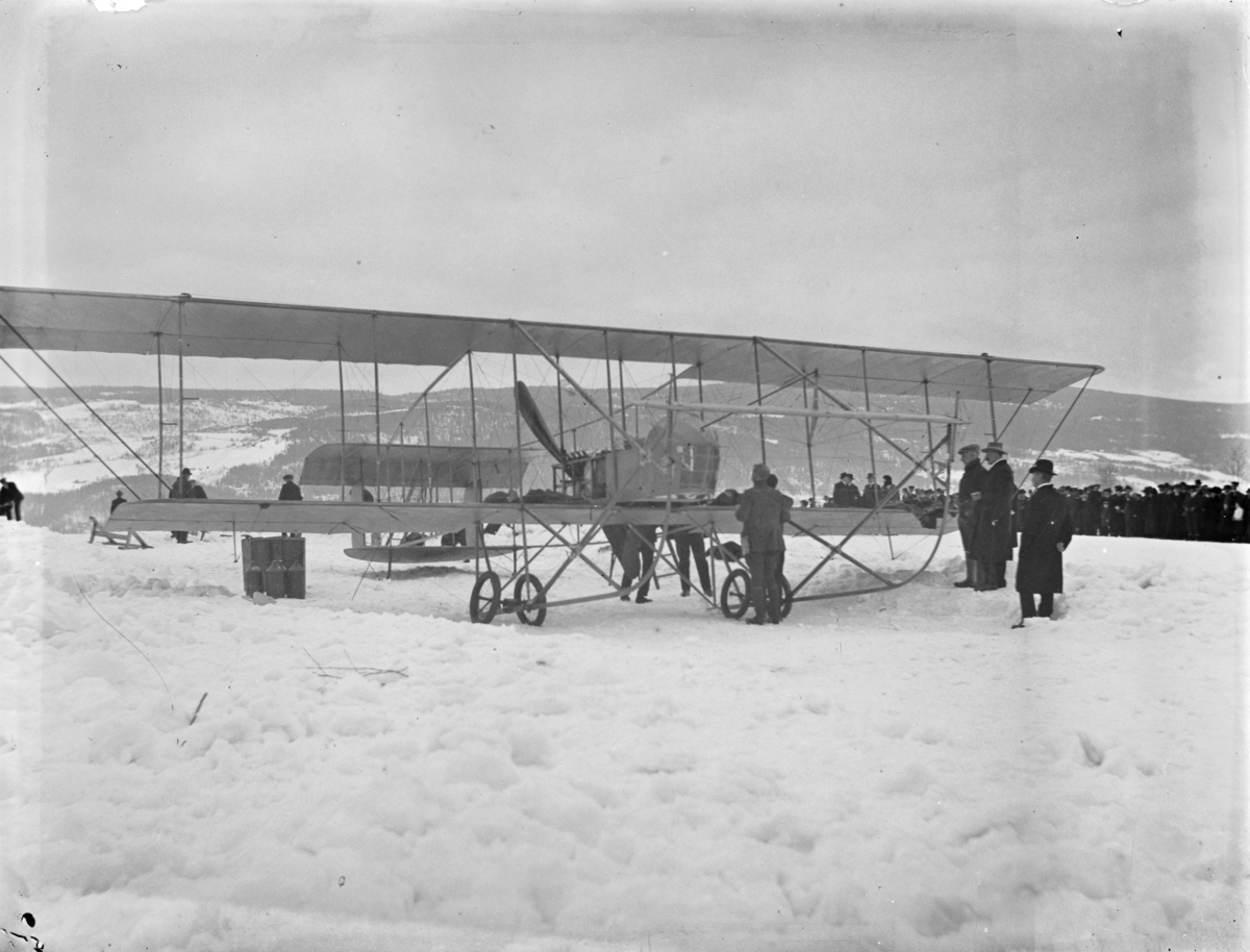 Første flybesøk i Lillehammer. Kaptein Einar Sem-Jacobsen og Roald Amundsen har landet på Lysgårdsjordet