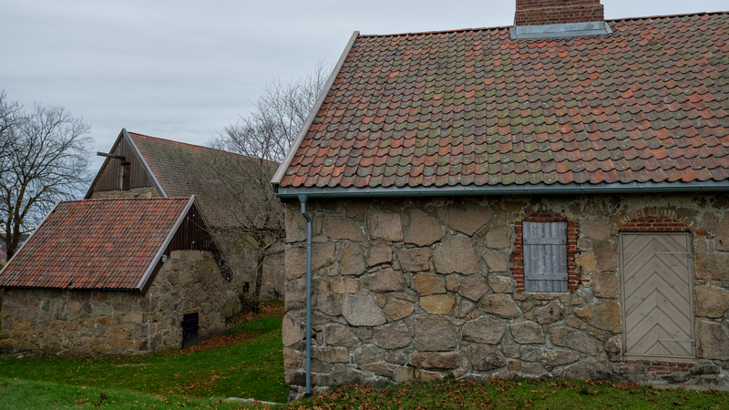 Kommandantboligen, brønnhuset og proviantmagasinet.