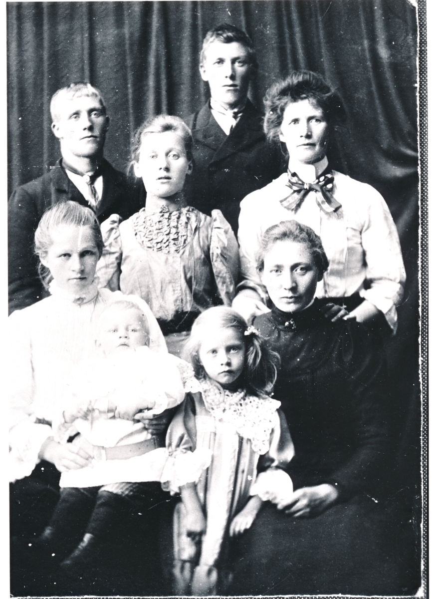 Gruppebilde fra Søndre Torsken. Ca.1910.