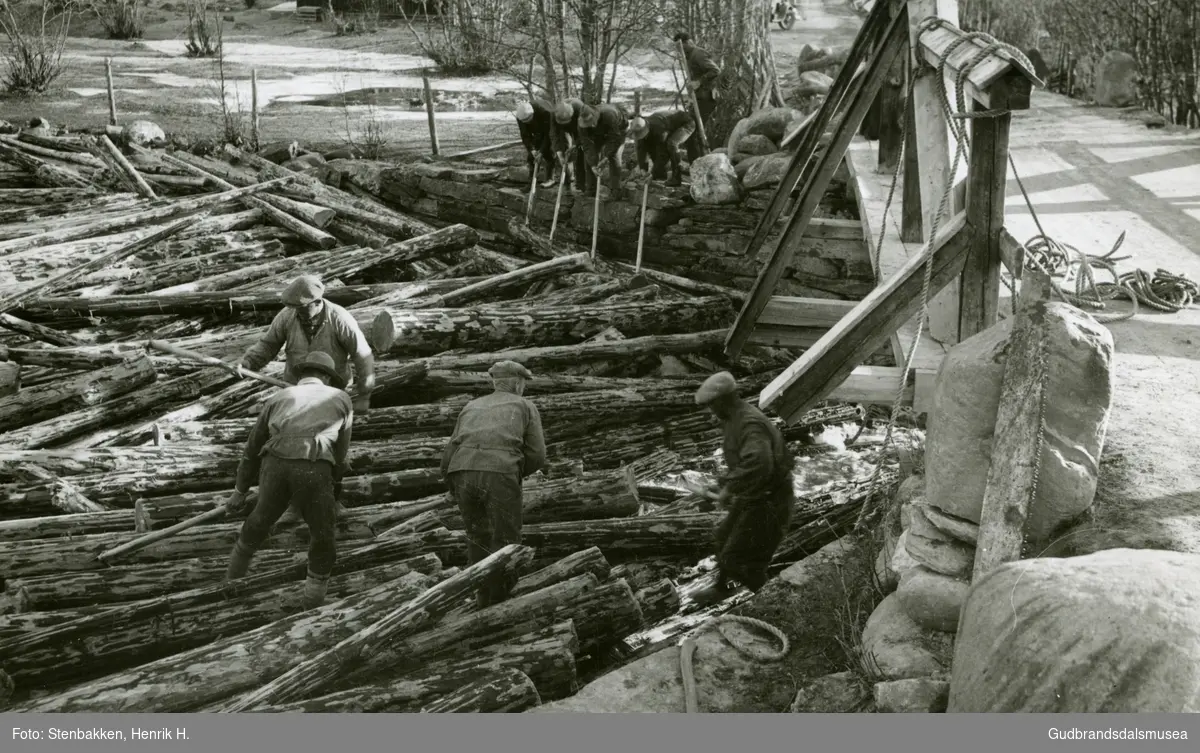 Fra tømmerfløtingen i 1921 eller -22. Ei tømmerlunne har satt seg fast ved Kverbrua i Svatsum.